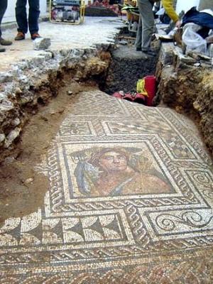 Descubren un gran mosaico romano en pleno casco histórico de Carmona